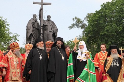 Патриархи Кирилл и Феофил III совершили молебен у памятника святым Мефодию и Кириллу